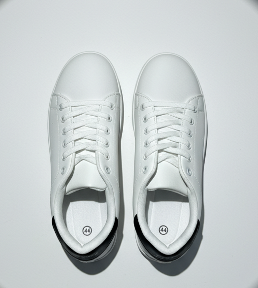 Zapatillas Blancas Minimalistas Unisex | Calzado Casual de Moda con Talón Negro | Zapatillas Urbanas Estilo Clásico y Versátil